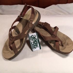 Women’s Merrell sandals. Size 6. Light brown.